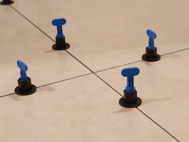 Daugkartinės plytelių lyginimo sistemos