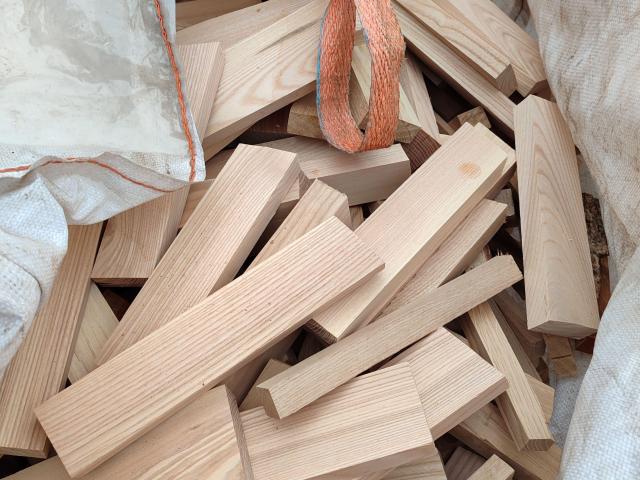 Parduodamos džiovinto ąžuolo, uosio atraižos