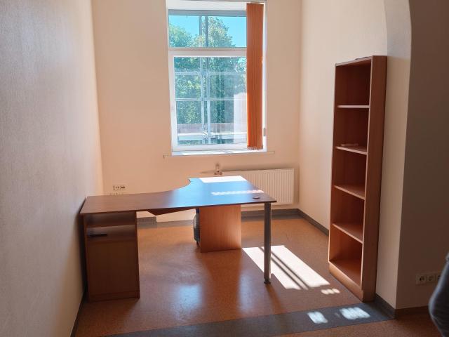 Išnuomojamas 26 kv.m. Ofisas P. Komunos g. Klaipėda. Kaina tik 140€