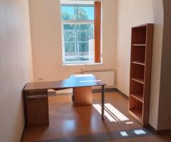 Išnuomojamas 26 kv.m. Ofisas P. Komunos g. Klaipėda. Kaina tik 140€