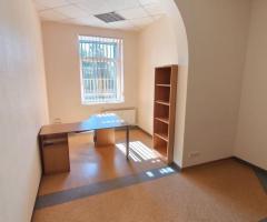 Išnuomojamas 26 kv.m. Ofisas P. Komunos g. Klaipėda. Kaina tik 140€