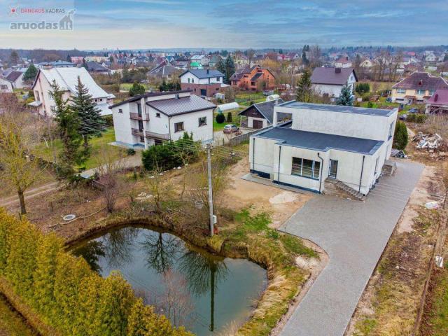 Dvibutis namas su nuosavu tvenkiniu Raudondvaryje