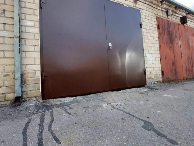 Metaliniai garažo vartai, durys.